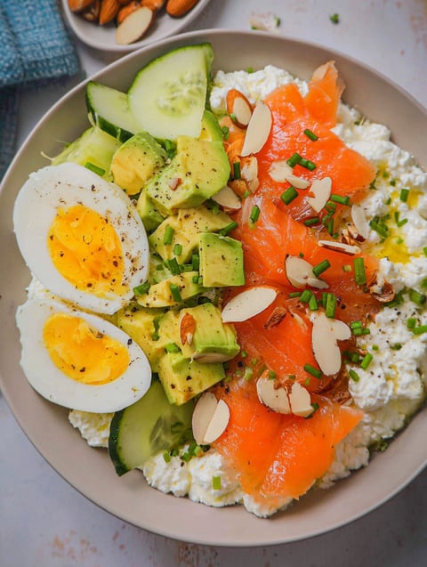 Schale mit Ei, Avocado und Lachs.